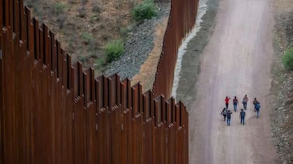 El secretario de Seguridad Nacional invocó facultades especiales para omitir diversas normativas federales y así acelerar la construcción de barreras en la frontera de Texas