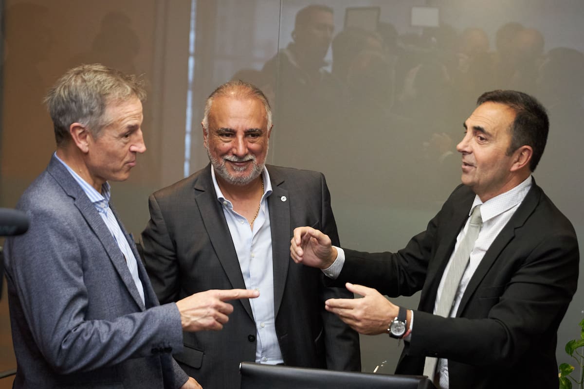 El secretario de Trabajo, Julio Cordero, recibió ayer a un grupo de dirigentes de la CGT; en la imagen, con Jorge Sola (Seguro) y Carlos Pérez (Comercio)