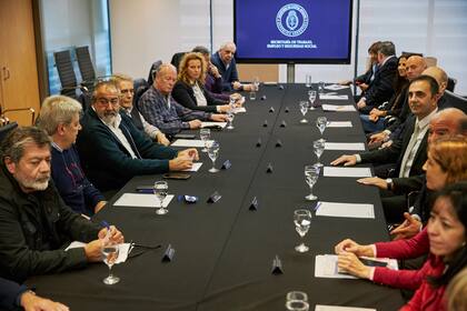 El secretario de Trabajo, Julio Cordero, y los popes de la CGT negocian en paritarias