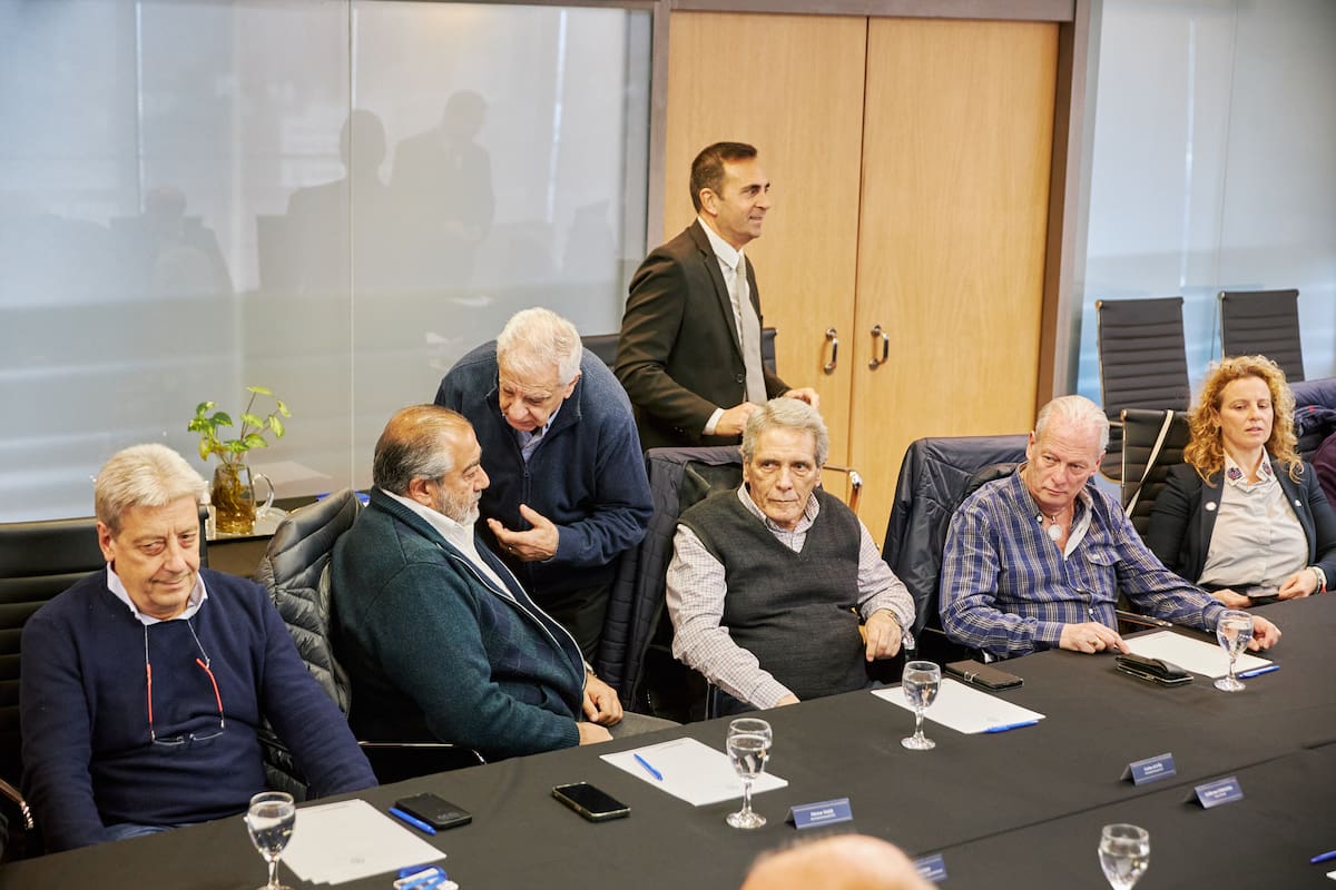 El secretario de Trabajo, Julio Cordero y parte de la cúpula de la CGT, en uno de los encuentros del año pasado