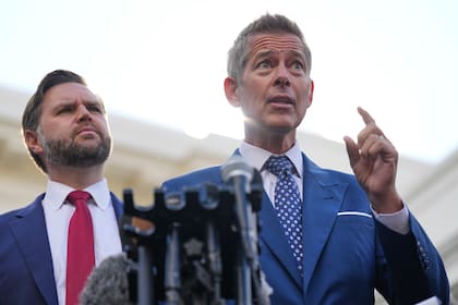 El secretario de Transporte estadounidense Sean Duffy aseguró que continuará la presión sobre California para que revoque todas las licencias de conducir comerciales (CDL) ilegales de no domiciliados