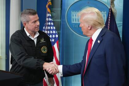 El secretario de Transporte y jefe interino de la NASA, Sean Duffy, junto a Donald Trump