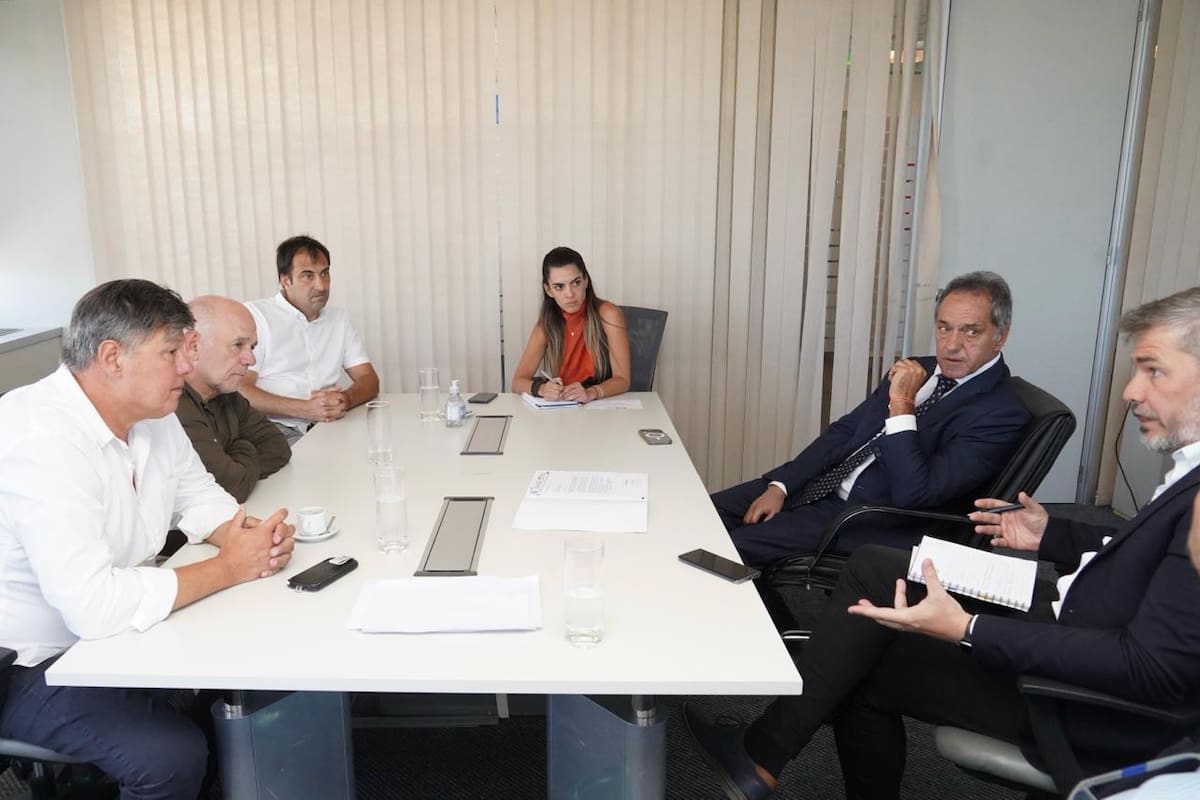 El secretario de Turismo, Daniel Scioli, junto a su equipo, y el CEO de Exponenciar, Martín Schvartzman; el gerente comercial, Patricio Frydman, y Rafael Magnanini, del equipo institucional