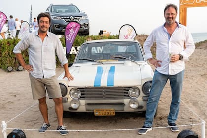 El secretario de Turismo de Pinamar Juan Manuel Ibarguren y el representante de la Universidad de Belgrano Ignacio Baigorria Bazterrica en el homenaje a Fangio en Ufo Point