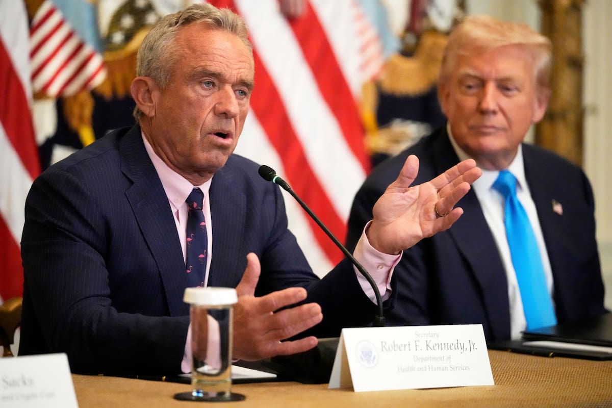El secretario del Departamento de Salud y Servicios Humanos, Robert F. Kennedy Jr., y Donald Trump