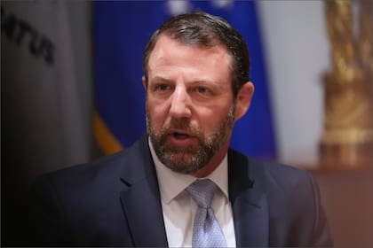 El secretario del DHS, Markwayne Mullin, se defendió de las críticas en redes sociales y remarcó: "Ninguna amnistía para los inmigrantes"