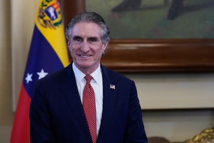 El secretario del Interior de Estados Unidos, Doug Burgum, sonríe durante una reunión con la preside