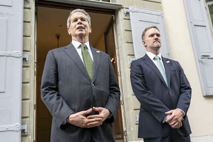 El secretario del Tesoro de EEUU, Scott Bessent, a la izquierda, y el representante comercial de EEUU, Jamieson Greer, se dirigen a los medios en el segundo día de reuniones bilaterales entre Estados Unidos y China en Ginebra, Suiza, el domingo 11 de mayo de 2025. (Martial Trezzini/Keystone via AP)