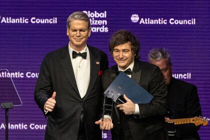 El secretario del Tesoro de Estados Unidos, Scott Bessent, entrega un premio al presidente de Argentina, Javier Milei, en Nueva York.