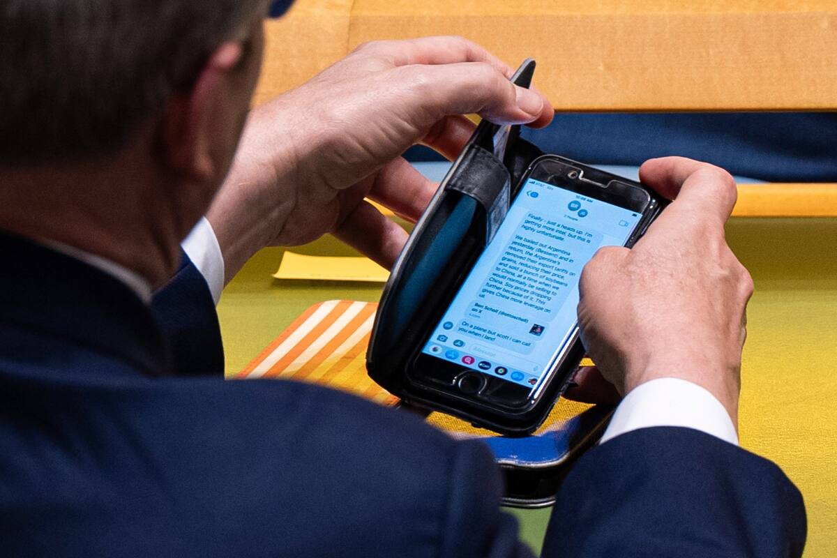 El secretario del Tesoro de Estados Unidos, Scott Bessent, en la asamblea de la ONU cuando recibió un mensaje de texto sobre las quejas de los productores estadounidenses por la ayuda otorgada a la Argentina