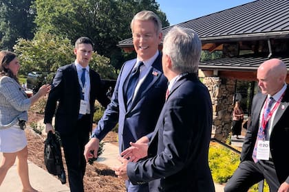 El secretario del Tesoro norteamericano, Scott Bessent, y el ministro Luis Caputo, en Asheville.