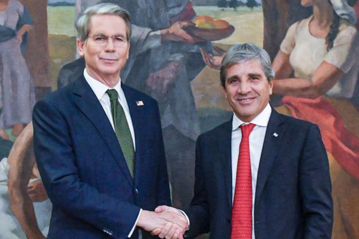 El secretario del Tesoro norteamericano, Scott Bessent, junto al ministro de Economía argentino, Luis Caputo, en un encuentro el año pasado.