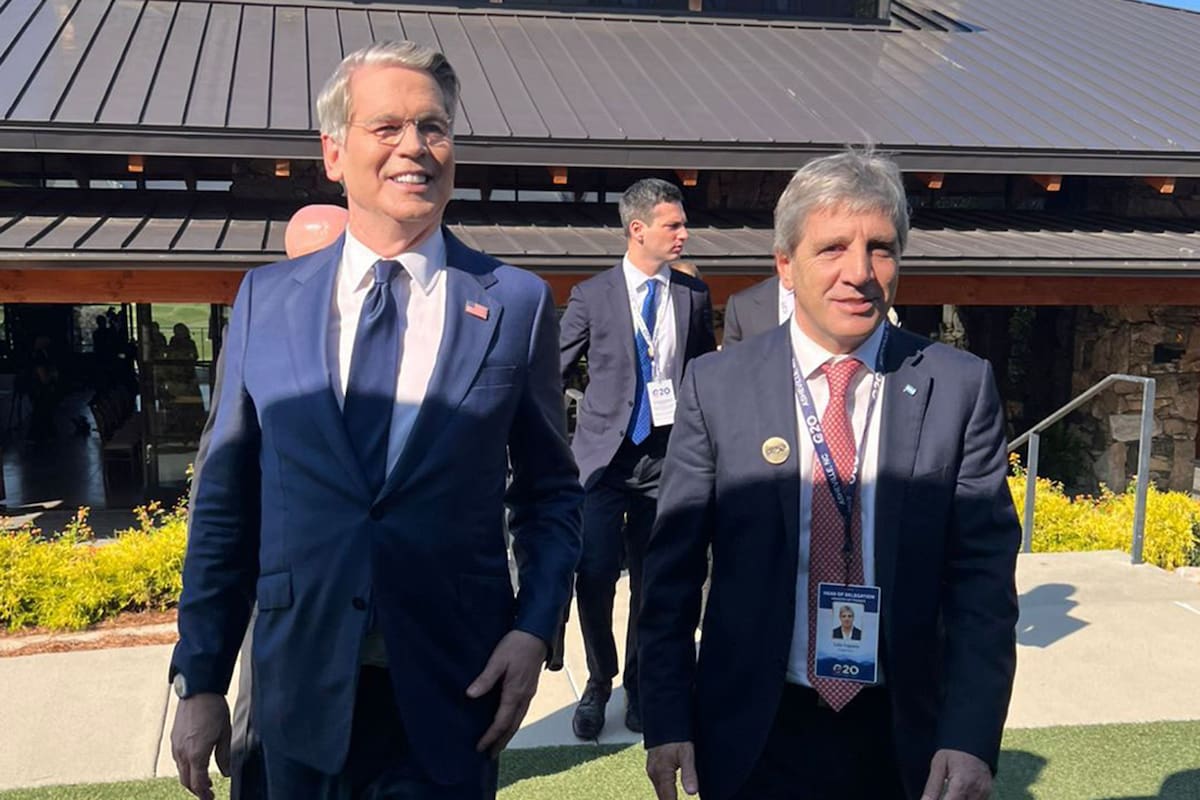 El secretario del Tesoro norteamericano, Scott Bessent, y el ministro Luis Caputo, en Asheville.