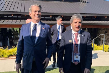 El secretario del Tesoro norteamericano, Scott Bessent, y el ministro de Economía, Luis Caputo, en el G20 en Asheville.
