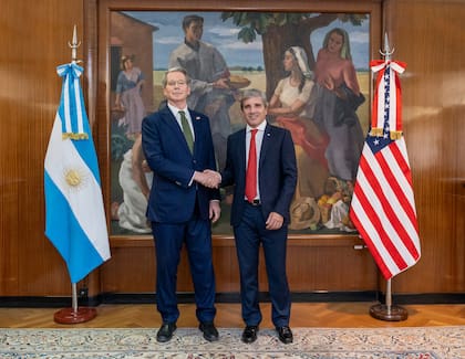 El secretario del Tesoro norteamericano, Scott Bessent, junto al ministro de Economía argentino, Luis Caputo, en un encuentro el año pasado.