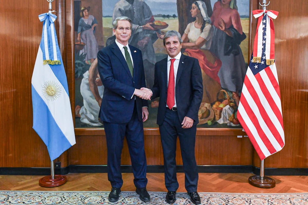 El secretario del Tesoro norteamericano, Scott Bessent, y el ministro de Economía, Luis Caputo, en un encuentro en Buenos Aires, el 14 de abril de 2025.