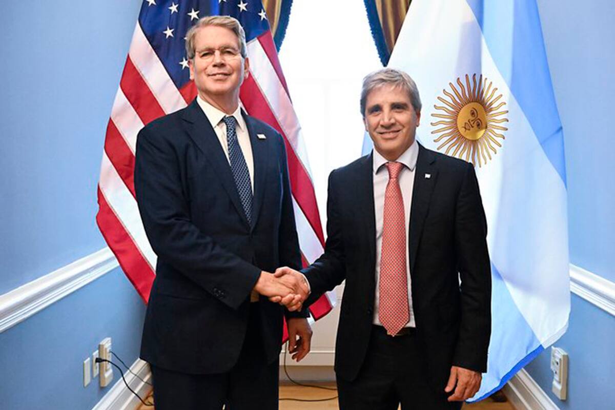 El secretario del Tesoro, Scott Bessent, con el ministro de Economía, Luis Caputo, en Washington