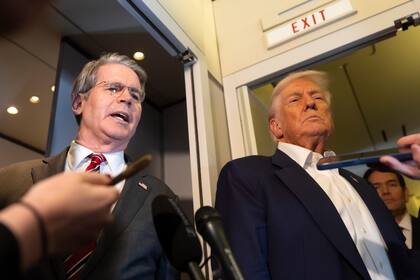 El secretario del Tesoro, Scott Bessent, habla junto al presidente norteamericano, Donald Trump, a bordo del Air Force One, el 27 de octubre de 2025