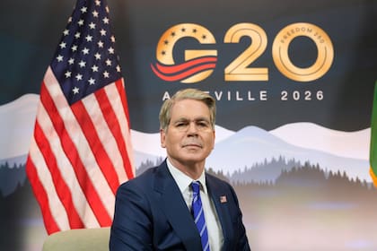 El secretario del Tesoro, Scott Bessent, habla durante una entrevista en Asheville, Carolina del Norte.