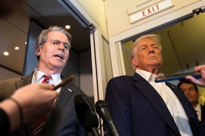 El secretario del Tesoro, Scott Bessent, habla con los periodistas mientras el presidente Donald Trump escucha a bordo del Air Force One, el 27 de octubre de 2025