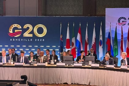 El secretario del Tesoro, Scott Bssent, junto al presidente de la Fed, Kevin Warsh, en un panel en el G-20 en Asheville; a la izquierda, el ministro de Economía, Luis Caputo, y el presidente del BCRA, Santiago Bausili.