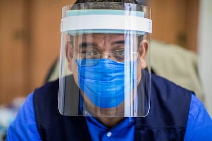 El Secretario Ejecutivo de la Comisión Permanente de Derechos Humanos (CPDH), Marcos Carmona, habla sobre los casos de médicos presuntamente despedidos por respaldar los llamados a una cuarentena voluntaria para combatir la nueva pandemia de coronavirus, durante una entrevista en Managua en 29 de ju