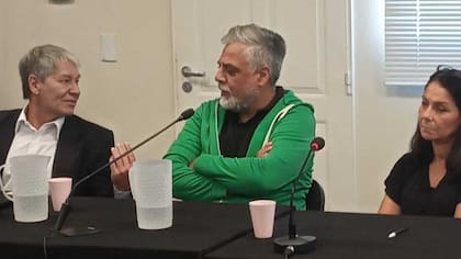 El secretario general de ATE Chubut, Guillermo Quiroga, junto a sus abogados en la audiencia imputativa en Rawson