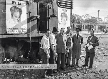 El secretario general de la CGT, José Espejo, visita a un grupo de ferroviarios que intentan batir un récord de producción.