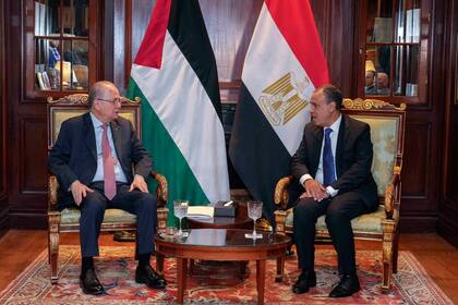 El secretario general de la Liga Árabe, Ahmed Aboul Gheit, a la derecha, se reúne con el primer ministro palestino, Mohammed Mustafa, durante su visita a la sede de la Liga Árabe en El Cairo, Egipto, el jueves 6 de febrero de 2025.