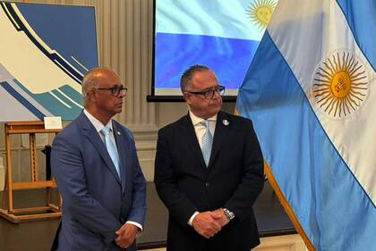 El secretario general de la OEA, Albert Ramdin, y el embajador argentino ante el organismo, Carlos Cherniak, en un evento por el 25 de mayo en la sede del organismo, en Washington.