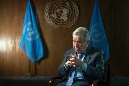 El secretario general de la ONU António Guterres concede una entrevista en la sede de la ONU el jueves 20 de enero de 2022, en Nueva York. (AP Foto/Robert Bumsted)