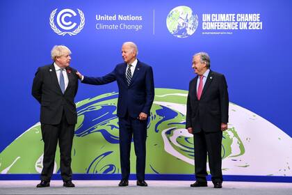 El secretario general de la ONU, Antonio Guterres, junto con el presidente de Estados Unidos, Joe Biden, y el primer ministro británico, Boris Johnson, en la XXVI Cumbre del Clima de la ONU (COP26) que se celebra en Glasgow (Reino Unido)