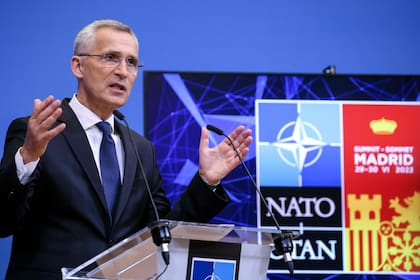 El Secretario General de la OTAN, Jens Stoltenberg, gesticula mientras habla durante una rueda de prensa previa a la Cumbre de la OTAN en Madrid, en la sede de la OTAN en Bruselas, el 27 de junio de 2022.