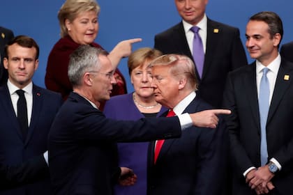 El secretario general de la OTAN Jens Stoltenberg, en primer plano a la izquierda, habla con el presidente estadounidense Donald Trump tras una foto de grupo en una reunión de miembros de la OTAN en el hotel The Grove, el 4 de diciembre de 2019, en Watford, Hertfordshire, Inglaterra