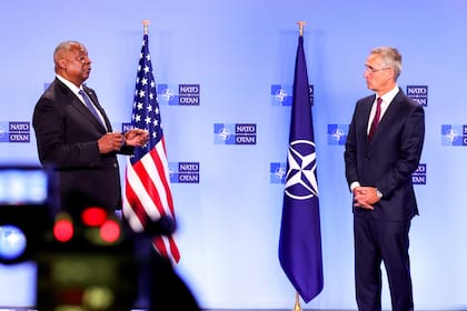 El secretario general de la OTAN, Jens Stoltenberg, a la derecha, y el secretario de defensa de Estados Unidos, Lloyd J. Austin III, participan en una conferencia de medios en una reunión de ministros de la OTAN en la sede de la OTAN en Bruselas, el jueves 13 de octubre de 2022.  (AP Foto/Olivier Matthys)
