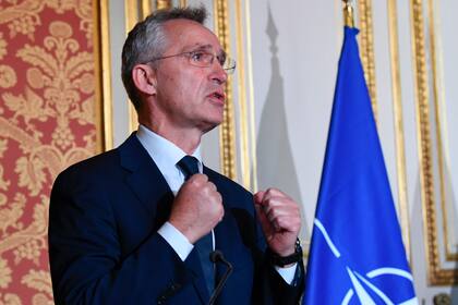 El secretario general de la OTAN, Jens Stoltenberg, asiste a una conferencia de prensa en París, el 10 de diciembre de 2021 (Bertrand Guay/Pool Photo via AP)