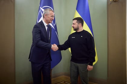 El secretario general de la OTAN Jens Stoltenberg, izquierda, es recibido por el presidente ucraniano Volodymyr Zelenskyy en Kiev, Ucrania, el jueves 20 de abril de 2023. (Oficina de prensa de la presidencia de Ucrania vía AP)