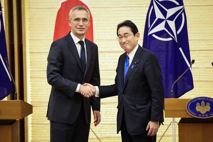 El secretario general de la OTAN Jens Stoltenberg (i) con el primer ministro japonés Fumio Kishida en Tokio el 31 de enero de 2023. (Takashi Aoyama/Pool Photo via AP)