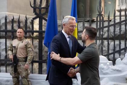 El secretario general de la OTAN, Jens Stoltenberg, saluda al presidente ucraniano Volodimir Zelensky en Kiev (Archivo)