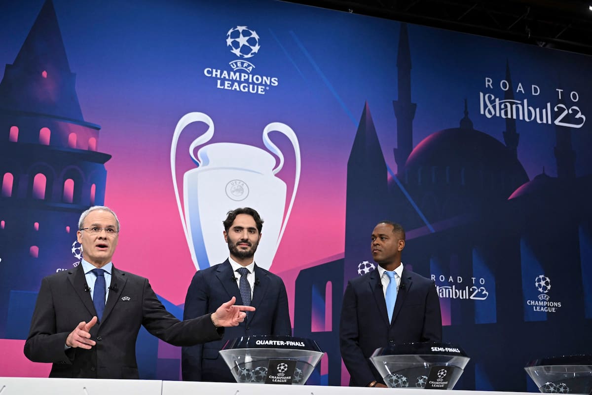 El secretario general de la UEFA, Giorgio Marchetti, junto con los dos exfutbolistas que protagonizaron el sorteo: Hamit Altintop y Patrick Kluivert