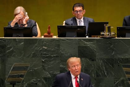 El secretario general de las Naciones Unidas, Antonio Guterres (arriba a la izquierda), escucha junto al presidente del 81.º período de sesiones de la Asamblea General de las Naciones Unidas y ministro de Relaciones Exteriores de Bangladesh, Khalilur Rahman (arriba a la derecha), mientras el presidente de Estados Unidos, Donald Trump, pronuncia un discurso durante el 81.º período de sesiones de la Asamblea General de las Naciones Unidas