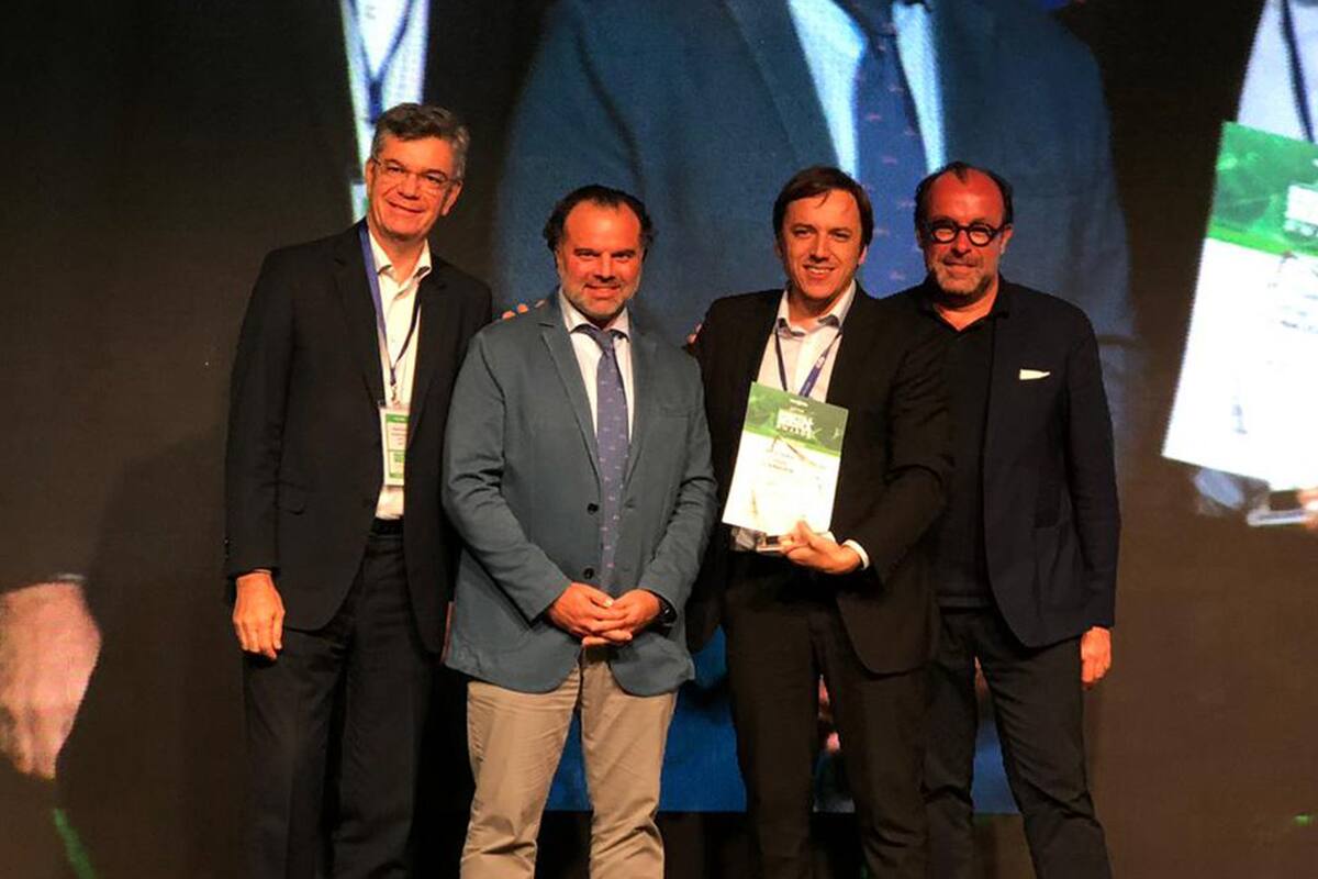 El Secretario General de Redacción de LA NACION, José Del Rio, recibe el premio del Jurado al Mejor Proyecto de Periodismo Digital, por la investigación de Los cuadernos de las coimas; LA NACION ganó además otros tres premios