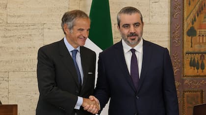 El secretario general del OIEA, Rafael Grossi, junto al canciller sirio, Asaad al-Shaibani, en Damasco.