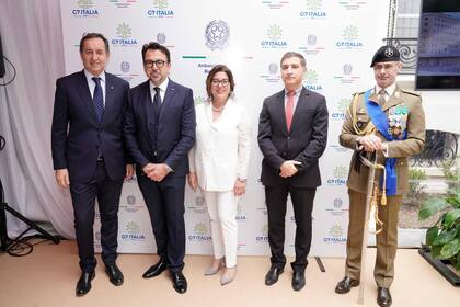 El secretario General y de Relaciones Internacionales de la Ciudad, Fulvio Pompeo, junto al embajador de Italia, Fabrizio Lucentini, y su esposa, Daniela Simoncelli.