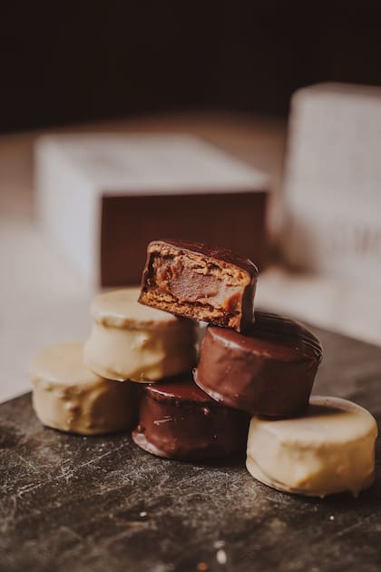 El secreto del alfajor que los hermanos Simko producen reside en el chocolate belga importado específicamente para ello