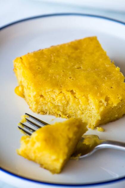 El secreto del pan de elote está en usar granos de maíz frescos, lo que le da una consistencia densa y húmeda