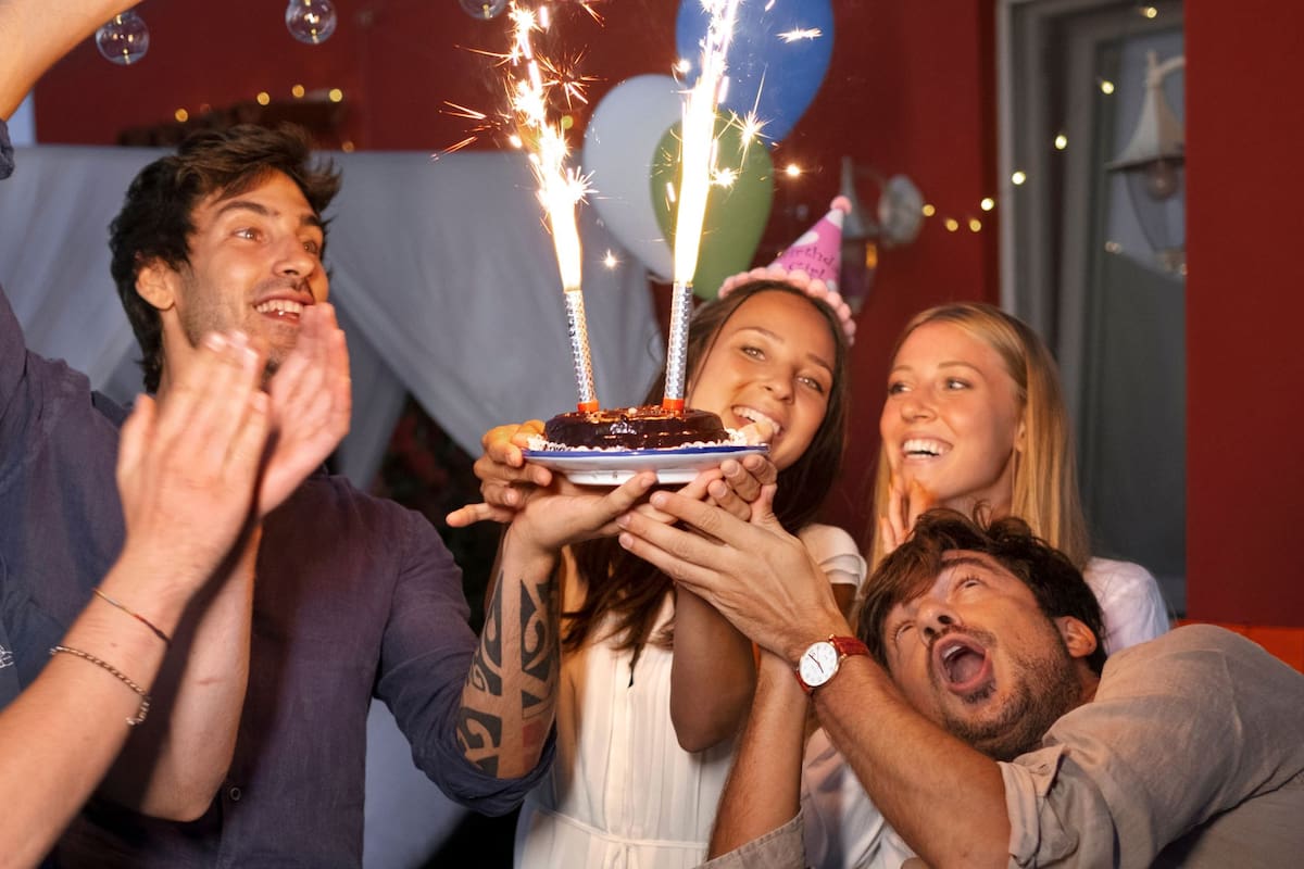 El secreto detrás de los festejos de cumpleaños masivos, según la psicología