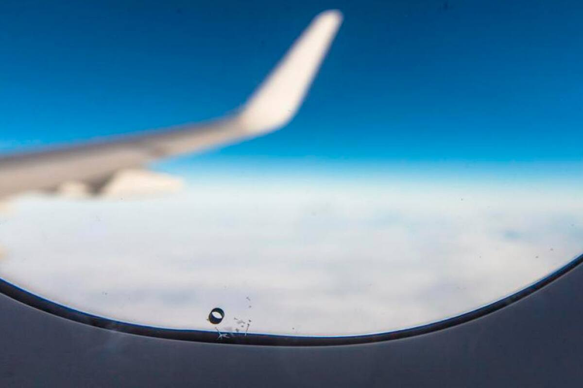 El secreto detrás de los pequeños agujeros en las ventanas de los aviones