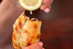El secreto no está solo en los ingredientes, sino también en el tiempo: la masa debe descansar lo más posible para lograr la textura perfecta, aproximadamente 10 minutos