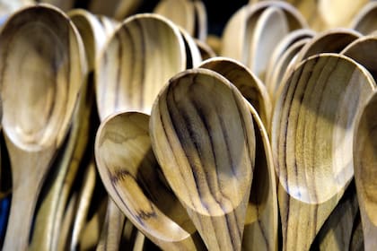 El secreto para los cubiertos de madera está en usar agua oxigenada